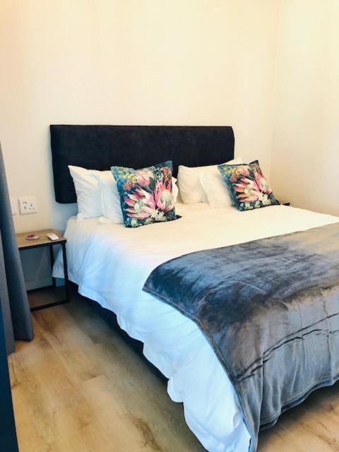 Glow Boutique Suites & Guesthouse เฮอร์มานุส ภายนอก รูปภาพ